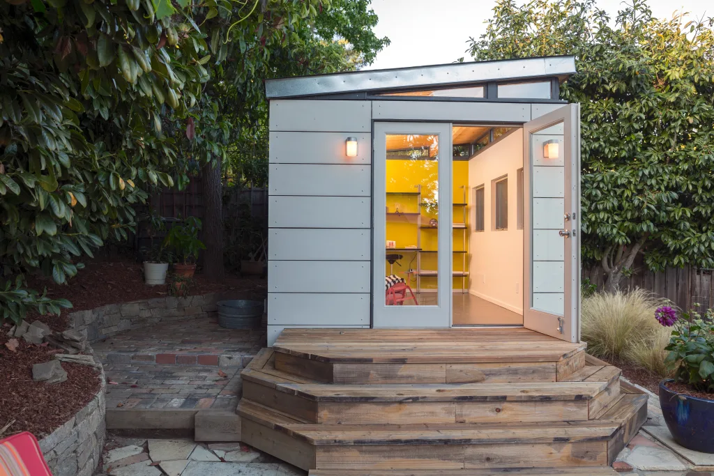 Modern Artist studio Guest house with aluminum glass doors and
